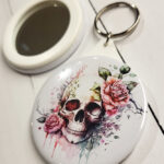 13190-skull-roses-gothic-mirror-keyring-3