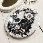 13195-flower-skull-gothic-mirror-keyring-3