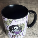 13669-skeleton-reading-gothic-mug-3