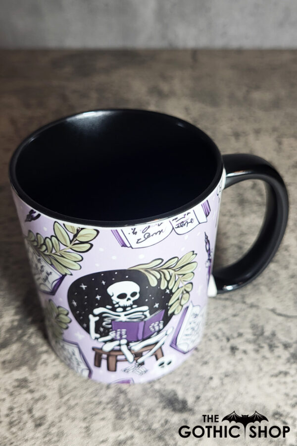 13669-skeleton-reading-gothic-mug-3