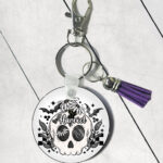 19066 skull daisies gothic keyring 1